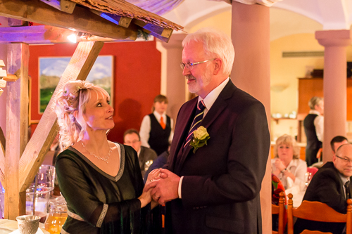 brautpaar auf winterhochzeit in posterstein